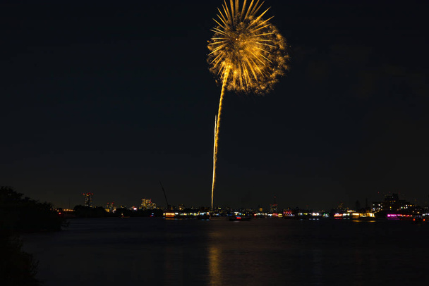 Fogos de artifício perto do rio Edogawabashi em Tóquio tiro largo
 - Foto, Imagem