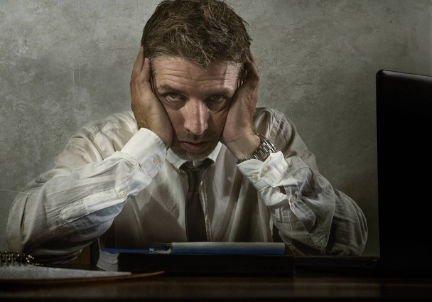 desperate financial executive man in stress - corporate business lifestyle portrait of stressed and overwhelmed businessman working frustrated and anxious having depression - Foto, imagen