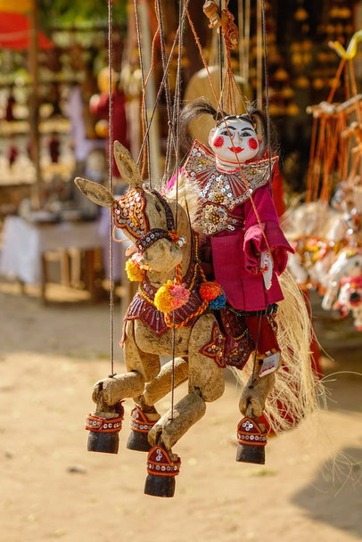 Traditionelle Handpuppen zum Verkauf  - Foto, Bild