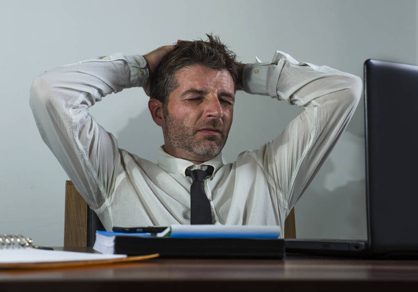 desperate financial executive man in stress - corporate business lifestyle portrait of stressed and overwhelmed businessman working frustrated and anxious having depression - Foto, Bild