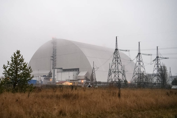 neuer Sicherheitsbogen über Reaktor 4 des Kernkraftwerks Tschernobyl. Tschernobyl, Ukraine, Dezember 2019 - Foto, Bild
