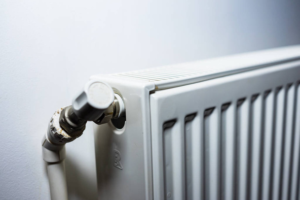 Zavřete topný radiátor. Koncept ústředního vytápění, radiátor hea - Fotografie, Obrázek