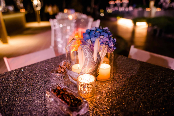 Κομψή διακόσμηση λουλουδιών για γιορτή, γάμο, εκδήλωση ή πάρτι γενεθλίων - Φωτογραφία, εικόνα