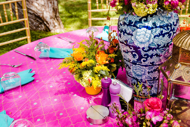 Κομψή διακόσμηση λουλουδιών για γιορτή, γάμο, εκδήλωση ή πάρτι γενεθλίων - Φωτογραφία, εικόνα