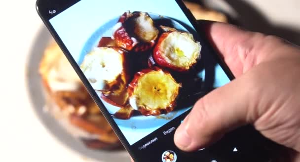 Jovem fotografando almoço no restaurante com o telefone. Um jovem tirando fotos de bolos de comida no smartphone, fotografando refeição com câmera móvel
. - Filmagem, Vídeo