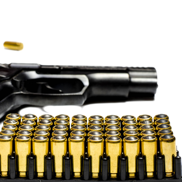 Patroneja traumaattinen pistooli seistä musta muovinen muodossa patruunoita. Aseet
 - Valokuva, kuva