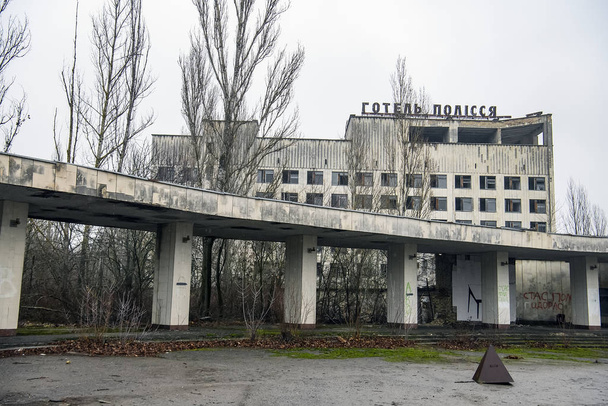 Prypiat şehrindeki Polissya Polissia Oteli, terk edilmiş hayalet şehir. Kornobil sınırlama bölgesi. Ukrayna, Aralık 2019 - Fotoğraf, Görsel