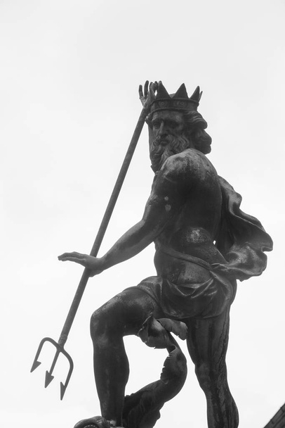 Patsas Neptunus siluetti tyyli
 - Valokuva, kuva