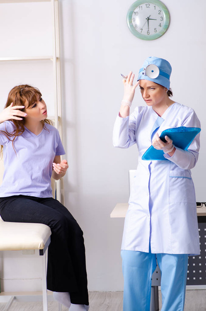 Młoda kobieta odwiedza lekarza otolaryngologa - Zdjęcie, obraz