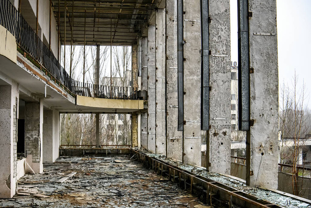Εσωτερικό του παλατιού του πολιτισμού στην Prypiat στη ζώνη αποκλεισμού, κοντά στο εργοστάσιο πυρηνικής ενέργειας του Τσερνομπίλ, Ουκρανία. Δεκέμβριος 2019 - Φωτογραφία, εικόνα