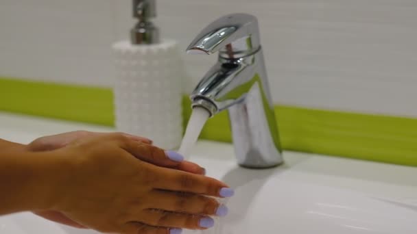 Zeitlupe. Frau wäscht sich im Badezimmer die Hände mit Seife - Filmmaterial, Video