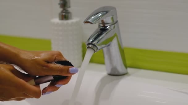 slow motion. makeu p brush. Woman washing dirty makeup brush with soap and foam in the sink - Footage, Video