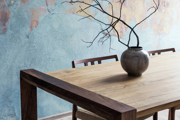 テーブルの上にエレガントな花瓶とモダンなインテリアデザイン。家の装飾の最小限の概念.  - 写真・画像