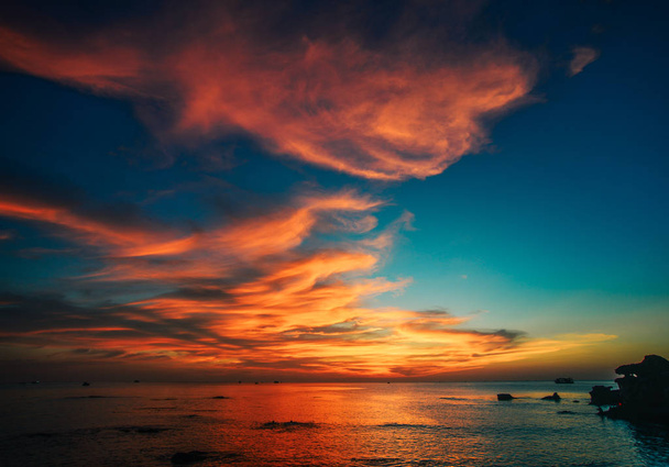 Gyönyörű tengerre a naplemente  - Fotó, kép