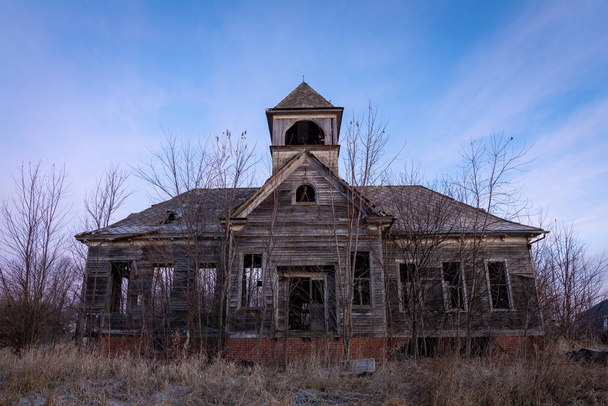 Vanha hylätty koulurakennus Keskilännessä. Elmira, Illinoi
 - Valokuva, kuva