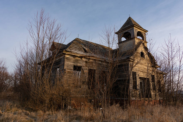Old abandoned schoolhouse in the rural Midwest.  Elmira, Illinoi - Φωτογραφία, εικόνα