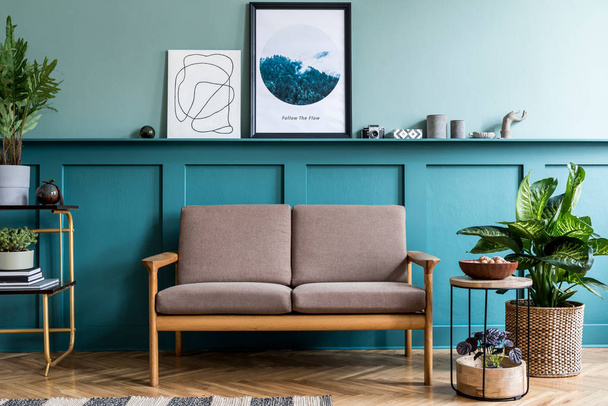 modernes, grün gefärbtes Design des Interieurs mit bequemem, stilvollem Sofa - Foto, Bild