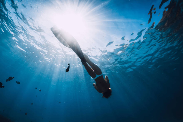 Freitaucherin entspannen mit Flossen unter Wasser. Freitauchende Mädchen und  - Foto, Bild