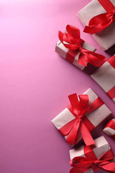 Valentines fond carte de vœux symboles d'amour, décoration rouge avec des boîtes-cadeaux sur fond rose. Vue du dessus avec espace de copie et texte.
 - Photo, image