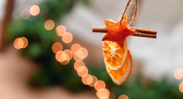 Opknoping kerstversiering van gedroogde sinaasappels, mandarijn en cin - Foto, afbeelding
