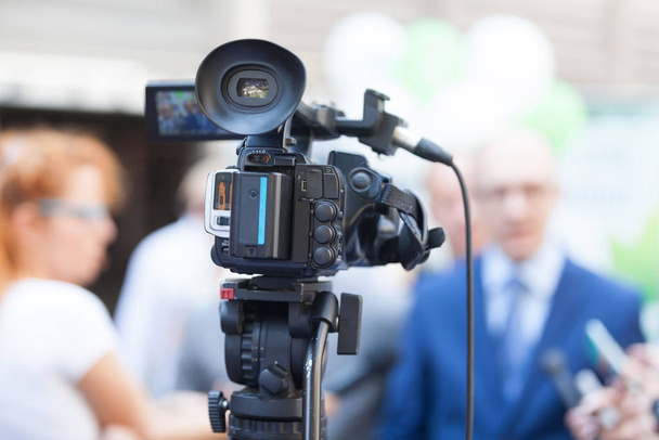 Natáčení mediální události pomocí videokamery. Novinky nebo tisková konference. - Fotografie, Obrázek