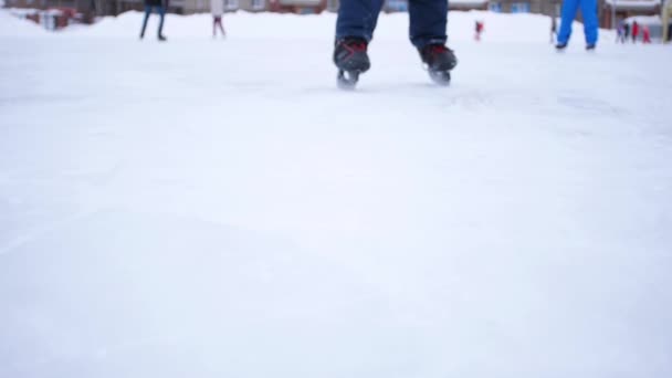 Η λεπίδα των παγοπέδιλων κόβει τον πάγο. Ο παίκτης χόκεϊ κάνει φρένο στον πάγο. Κοντινό πλάνο των πατινιών χόκεϊ. - Πλάνα, βίντεο