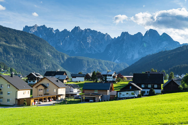 Госау - невелике село в австрійських Альпах, оточене дуже красивим пейзажем, повним озер і гір навколо. Це чудове місце для літніх канікул в Європі. - Фото, зображення