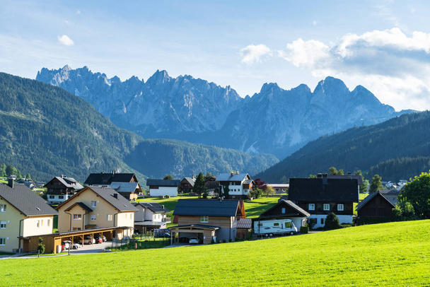 Gosau è un piccolo villaggio nelle Alpi austriache che è circondato da un paesaggio molto bello pieno di laghi e montagne intorno. E 'una destinazione ideale per le vacanze estive in Europa
 - Foto, immagini