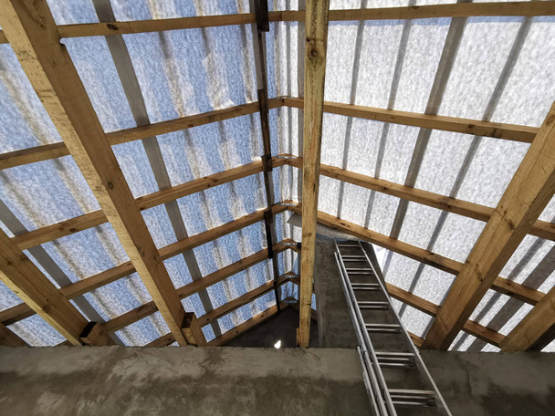 trabajador de la construcción en un techo de renovación que lo cubre con azulejos
  - Foto, imagen