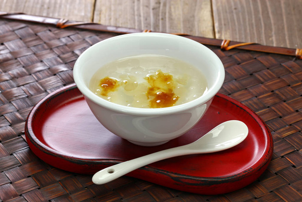 Chinese desserttong sui (zoete soep); perzikgom, sneeuwslikken en saponinerijst - Foto, afbeelding