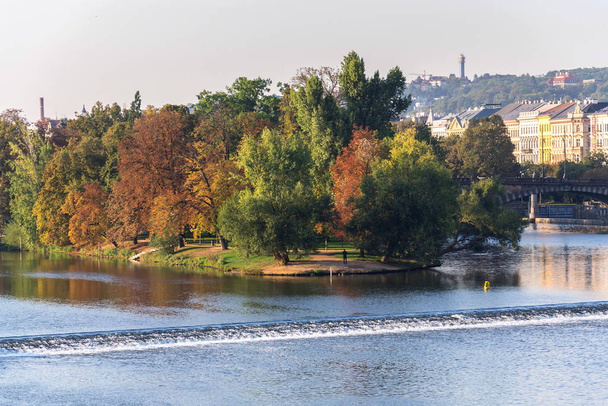 Ulusal Tiyatro ve Charles Köprüsü yakınlarındaki Vltava nehrinde Weir ile Strelecky Adası, Prag, Çek Cumhuriyeti, güneşli bir sonbahar günü - Fotoğraf, Görsel