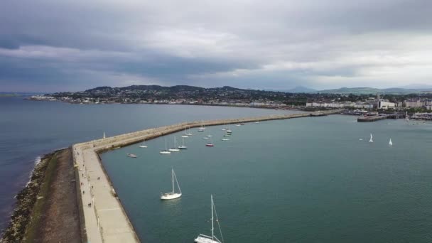 Vista aérea de veleiros, navios e iates no porto de Dun Laoghaire marina, Irlanda
 - Filmagem, Vídeo
