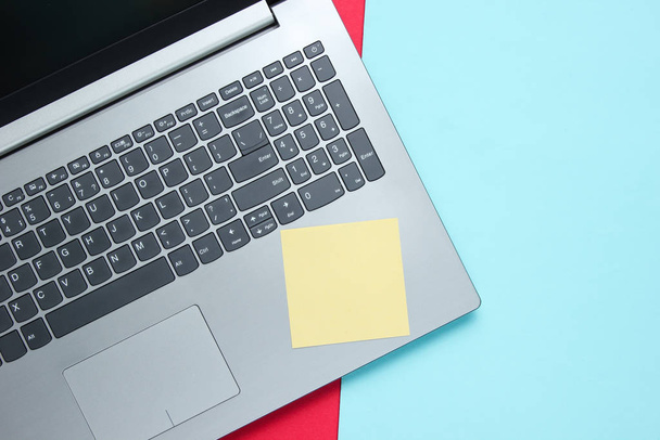 Laptop színes memo papírral, színes háttérrel. Felülnézet - Fotó, kép