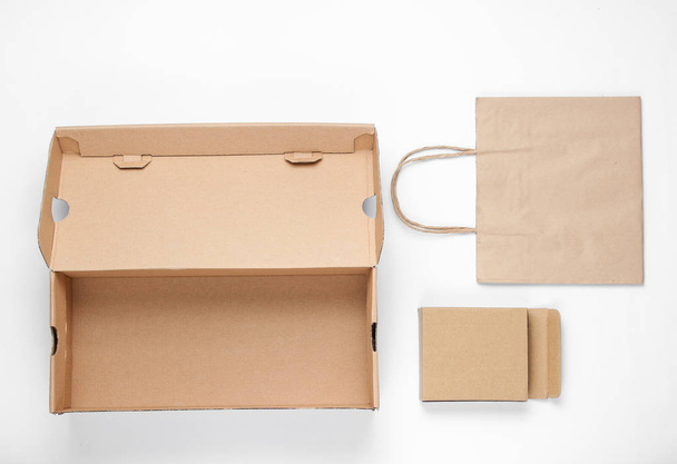 Eko koncept. Kartónové krabice, papírový sáček na bílém pozadí. Horní pohled - Fotografie, Obrázek