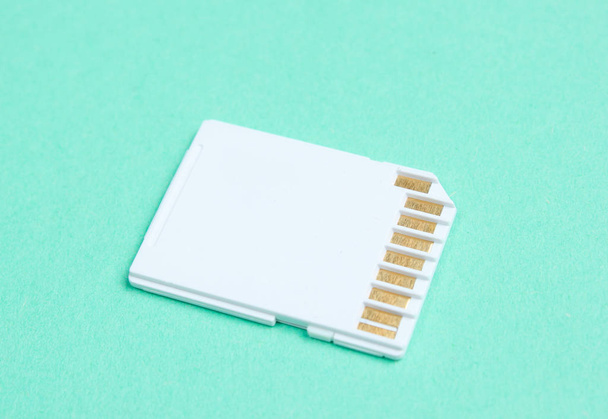 Mini cartão de memória SD no fundo azul fechar
 - Foto, Imagem