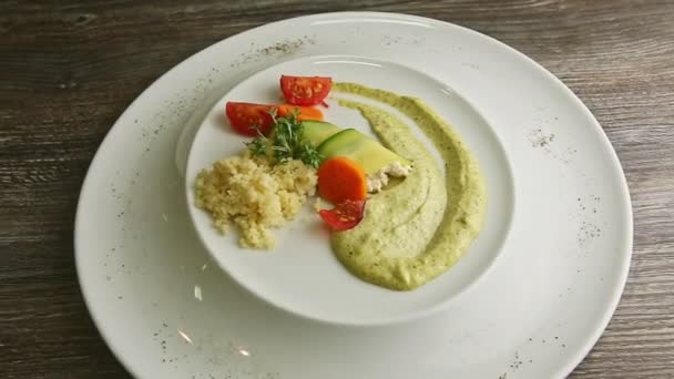 zoom avant à assiette blanche finement décorée avec riz et légumes
 - Séquence, vidéo