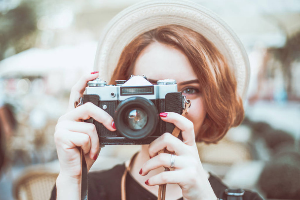 Retrato de close-up de uma jovem mulher hipster com câmera retro ao ar livre
 - Foto, Imagem