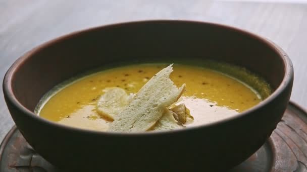 closeup cheese cream soup exquisite decorated with mushrooms and dried bread - Footage, Video