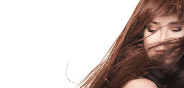 Брюнетка молодая женщина со здоровыми длинными волосами
 - Фото, изображение