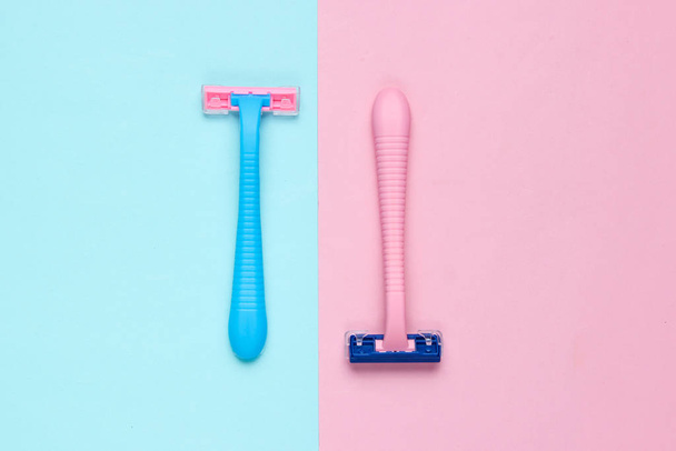 Minimalista szépség koncepció. Két műanyag borotva kék rózsaszín pasztell háttérrel. Felülnézet - Fotó, kép