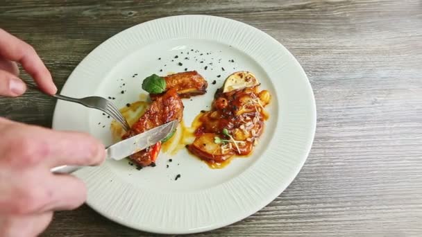 mains humaines coupées petit morceau de côtes de viande rôtie à la fourchette et au couteau
 - Séquence, vidéo