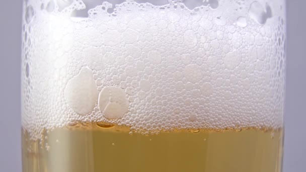 close-up van bierschuim in een glas - Video