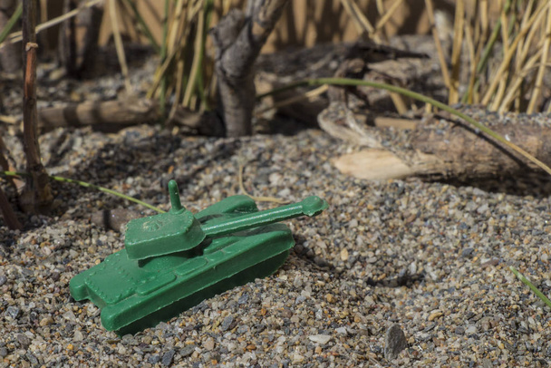 juguete de plástico tanque de guerra en el campo de combate, juguete de plástico, juguete pequeño, sm
 - Foto, imagen