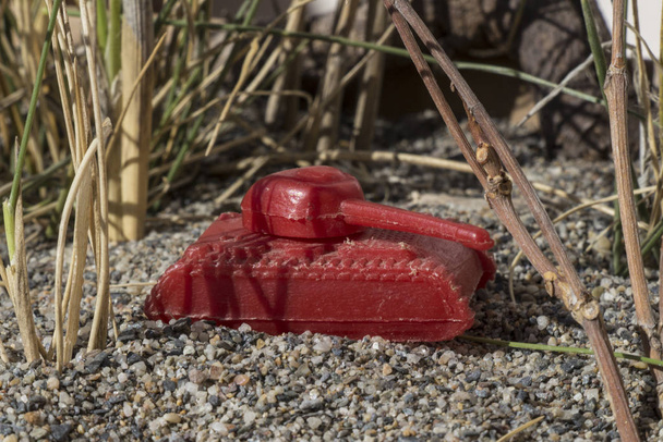 juguete de plástico tanque de guerra en el campo de combate, juguete de plástico, juguete pequeño, sm
 - Foto, Imagen