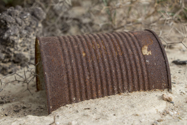 Старий іржавий розсипаний балончик, старий олов'яний, покинутий, сміття, консервований
  - Фото, зображення