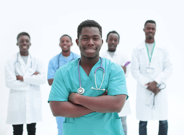 cirujano sonriente de pie frente a sus colegas - Foto, Imagen