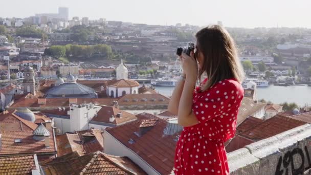Νεαρή γυναίκα φωτογραφίζει την πανοραμική θέα στο Πόρτο, Πορτογαλία - Πλάνα, βίντεο