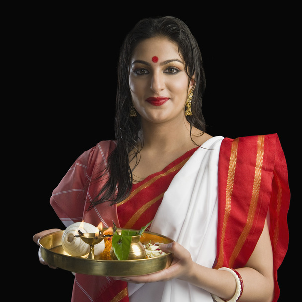 Woman holding puja thali - 写真・画像