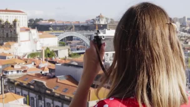 Νεαρή γυναίκα είναι λήψη φωτογραφιών από πανοραμική θέα στην παλιά πόλη και Dom Luis Bridge - Πλάνα, βίντεο