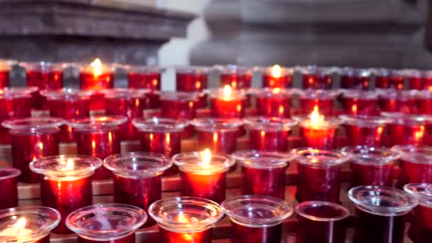 Svíčky v katolickém kostele, víra a naděje - Záběry, video